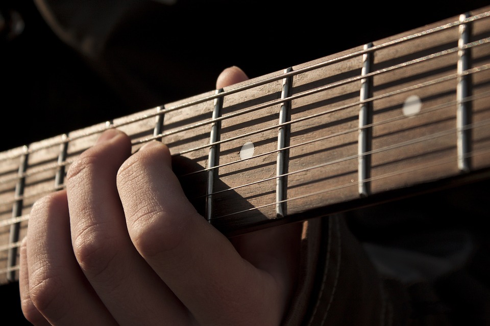 Ce qu’il faut prendre en compte pour bien choisir ses cordes de guitare