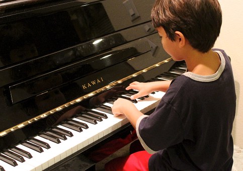 Les bienfaits d’apprendre à jouer d’un instrument pour votre enfant